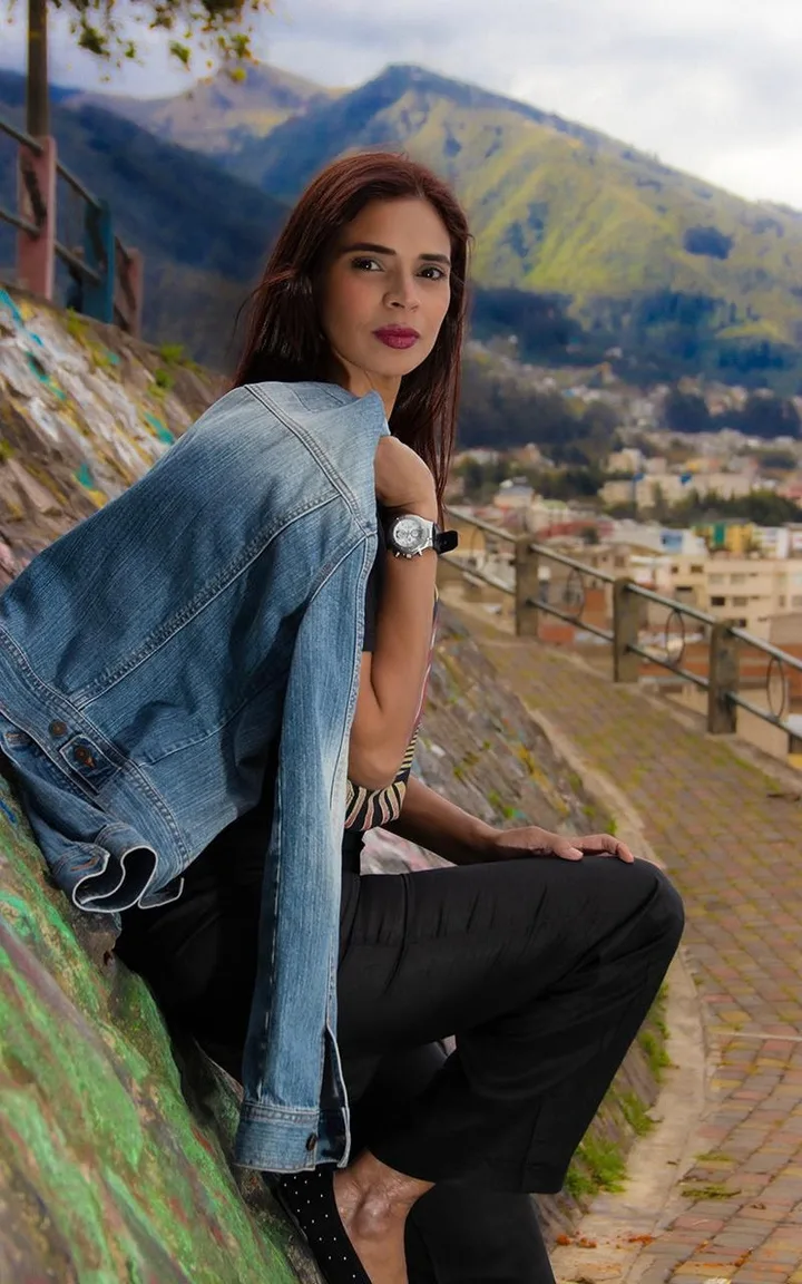 Vilma Chacón con chaqueta de jean al hombro